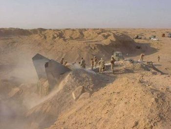 pesawat jet terkubur pasir di irak